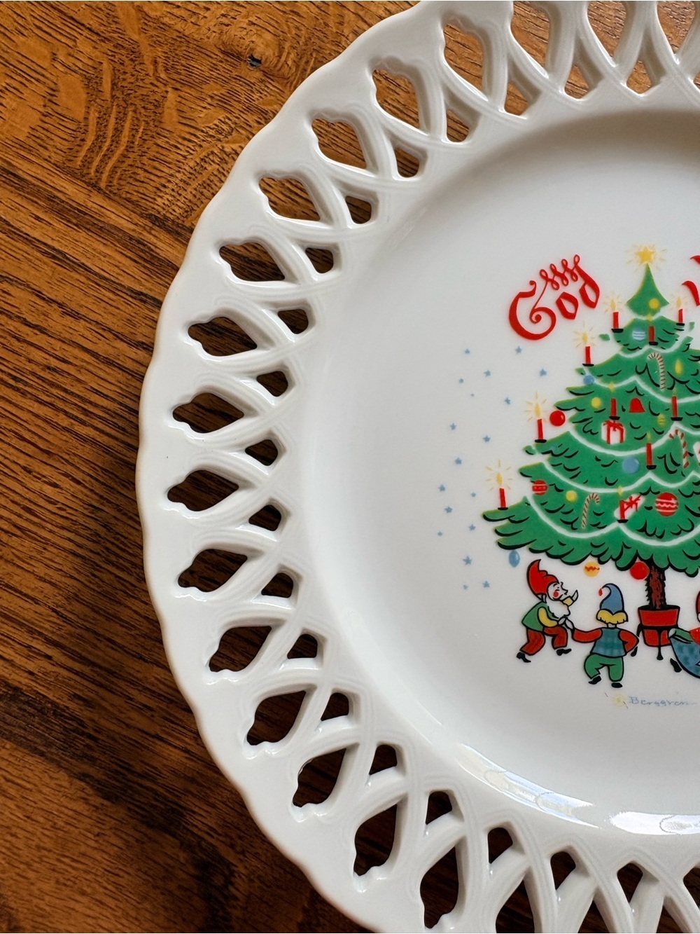 Vintage Lace Edge Berggren Christmas Plate with Tree and Children- Swedish - Picture 10 of 10